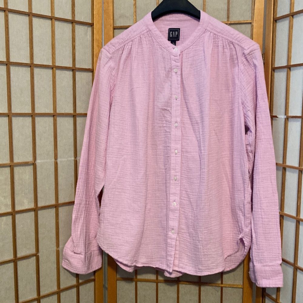 GAP women’s Light Pink Long-Sleeve Button-Down Shirt